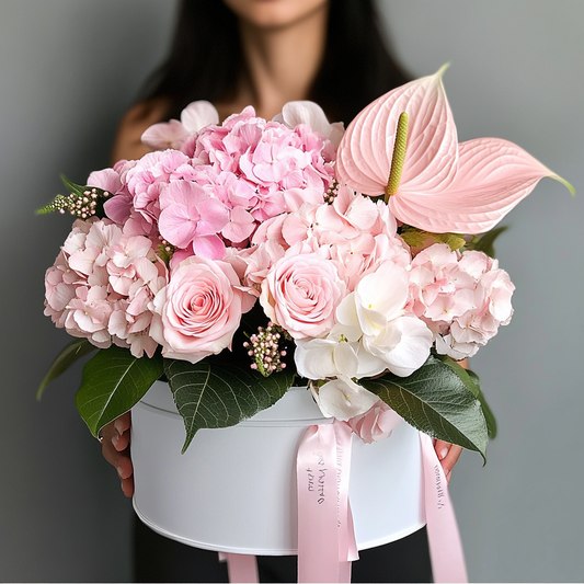 aranjament_floral_cutie_hortensie_roz_trandafiri_roz_anthurium_aranjamente_florale_brasov_flori_brasov