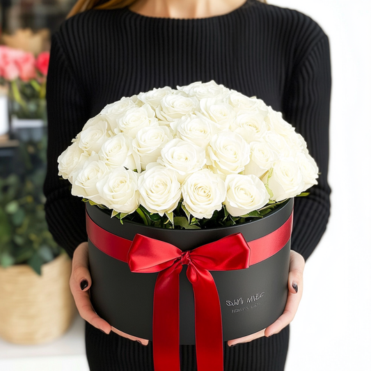 aranjament_floral_cutie_neagra_31_trandafiri_albi_aranjamente_florale_brasov_flori_brasov