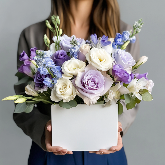 Aranjament Floral în Cutie cu Trandafiri Lila și Lisianthus Mov