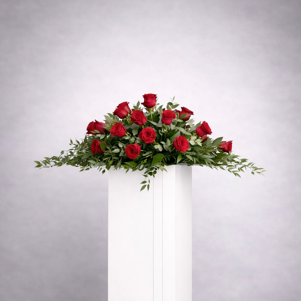 aranjament_funerar_trandafiri_rosii_ruscus_salal_florarie_brasov