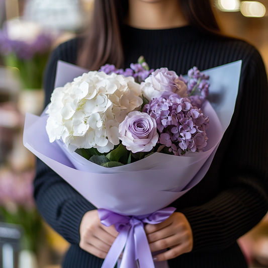 buchet hortensie albă trandafiri lila livrare Brașov