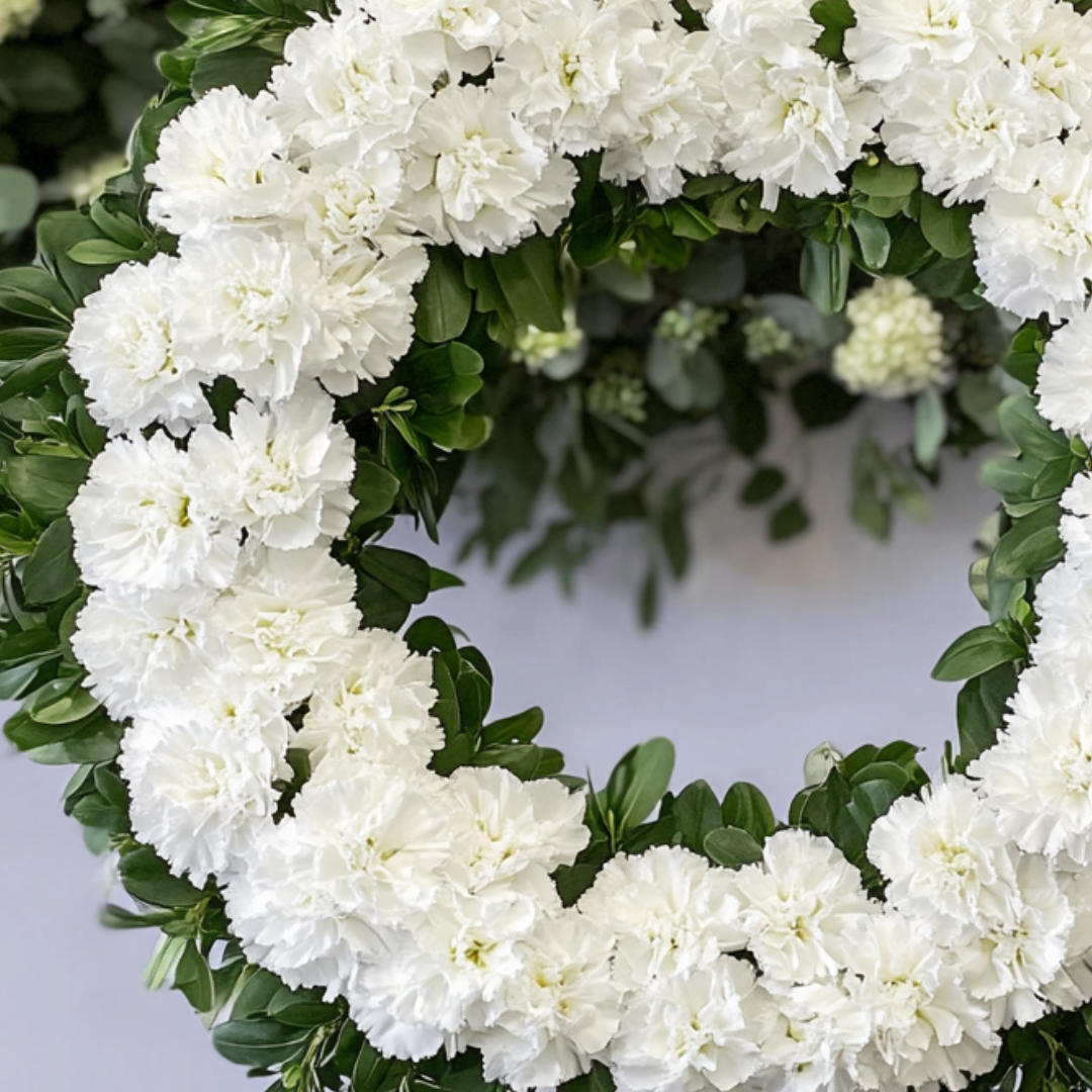 Coroana funerara rotunda cu garoafe albe