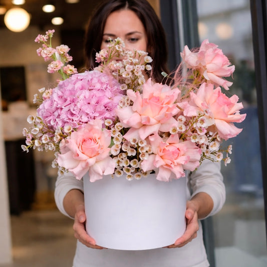 aranjament-cutie-trandafiri-regali-roz-hortensie-livrare-flori-brasov