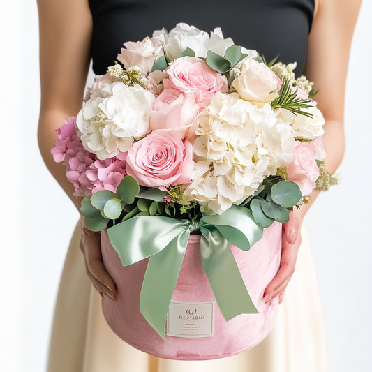 aranjament_floral_cutie_pastel_hortensie_trandafiri_eucalipt_florarie_flori_brasov