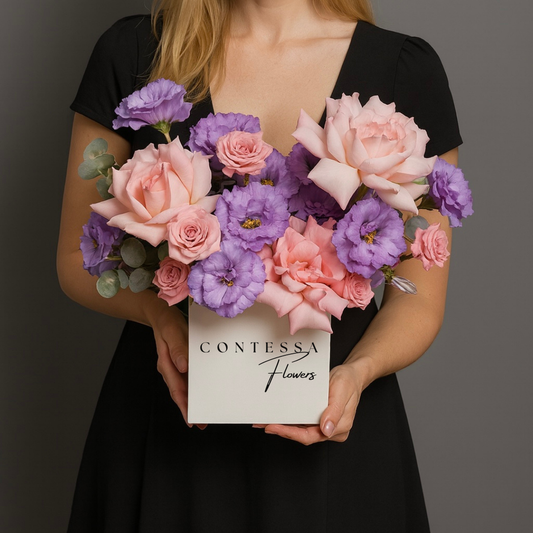 Aranjament Floral in Cutie cu Trandafiri Regali Pink, Lisianthus si Mini Roze