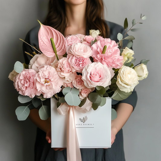 Aranjament Floral în Cutie cu Trandafiri, Lisianthus, Minirose și Anthurium