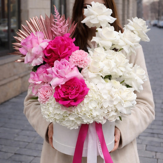 aranjament_floral_in_cutie_cu_hortensie_dianthus_trandafiri_regali_white_pink_florarie_brasov_contessa_flowers