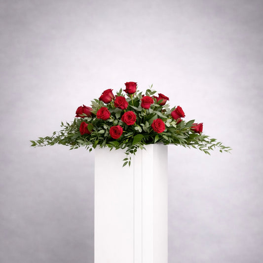 aranjament_funerar_trandafiri_rosii_ruscus_salal_florarie_brasov