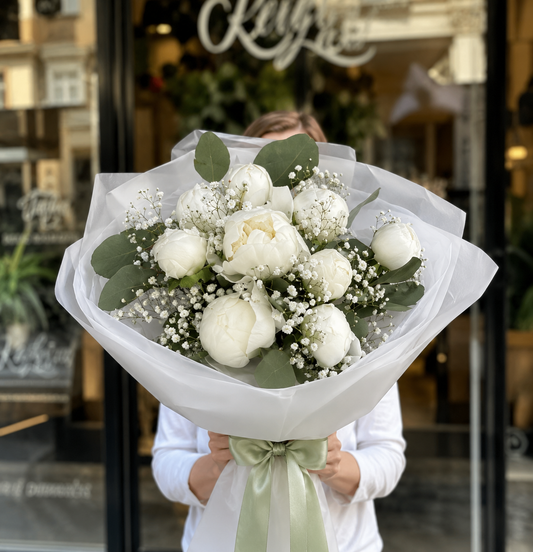 buchet-9-bujori-albi-gypsophila-livrare-flori-brasov