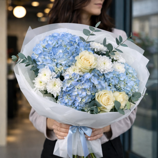 buchet-hortensii-albastre-trandafiri-albi-livrare-flori-brasov