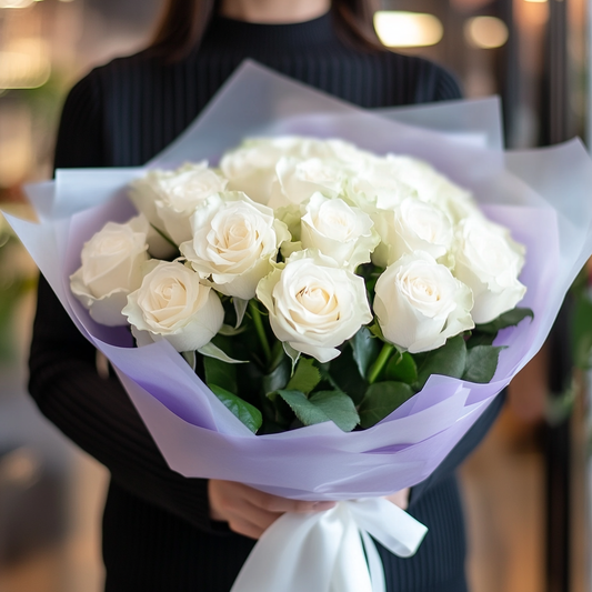 trandafiri albi eleganți cu ambalaj de lux