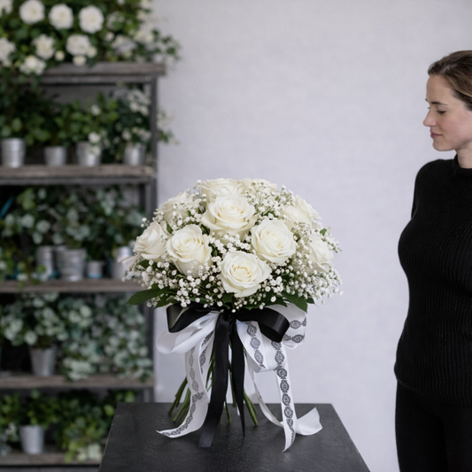 buchet_funerar_cu_trandafiri_albi_si_gypsophila_realizat_de_florarie_brasov