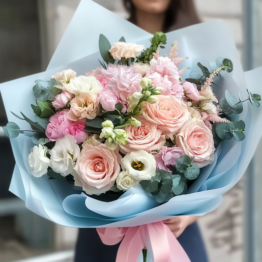 buchet trandafiri Queens Crown lisianthus Avalanche eucalipt